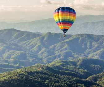 Hot Air Balloon Pilot takes Customers on Tour