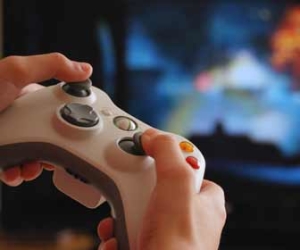Using Video Game Controller To Play Video Games Picture